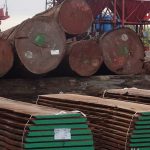 Rondins et planches de bois marron foncé