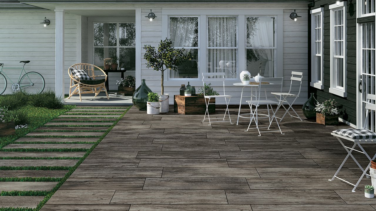 Terrasse en vois avec mobilier blanc